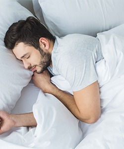 Man sleeping soundly thanks to sleep apnea treatment